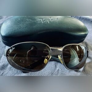 Ray-Ban Sunglasses with Black Frames and Gold Details W 3160